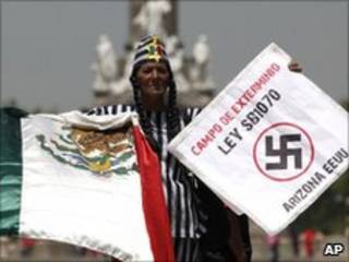 Manifestante protesta contra lei de imigração do Arizona