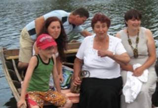 Люди на баркасі на Черкащині