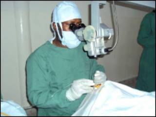 Dr Axmed Maxamuud Maxamed oo samaynaya qaliinka indhaha