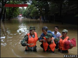 Rescate en inundaciones en China