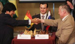 Evo Morales (izq.) y Anatoly Karpov