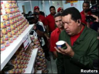 El presidente Hugo Chávez mira unas latas de alimentos