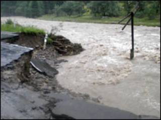 Руйнівна повінь на Буковині 2008 року (фото з архіву)