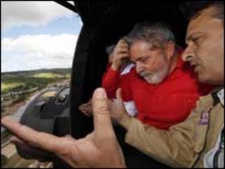 O presidente Lula sobrevoa cidades afetadas por chuvas juntamente com o governador de Pernambuco, Eduardo Campos (Foto: Ricardo Stuckert / PR)
