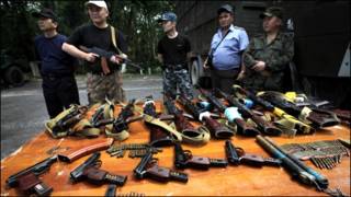 Ўш шаҳрида Қирғиз расмийлари қўлга киритганини даъво қилган қурол-яроғ