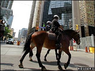 Polícia montada do Canadá patrulha o distrito financeiro de Toronto antes da reunião do G20