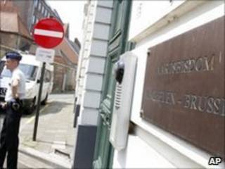 Policial em frente à arquidiocese de Mechelen, na Bélgica
