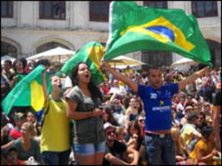 Torcedores brasileiros assistem ao jogo em Lisboa (Foto: Jair Rattner)