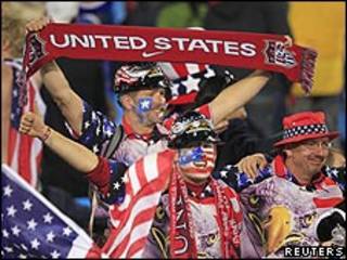 Hinchas estadounidenses en Sudáfrica celebran triunfo sobre Argelia