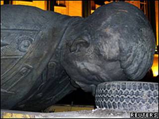 La estatua reposa sobre un neumático tras ser retirada.