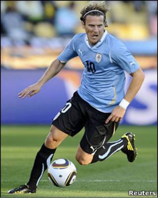 Diego Forlán en acción