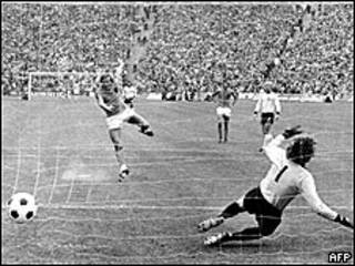 El holandés Johan Neeskens anota un gol a la República Federal de Alemania en la final del Mundial de 1974