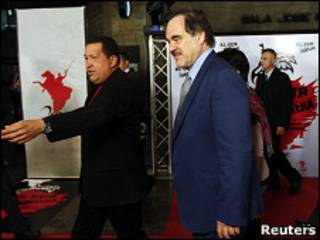 الیور استون در کنار هوگو چاوز