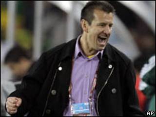 O técnico Dunga comemora vitória brasileira contra o Chile nesta segunda-feira (AP)