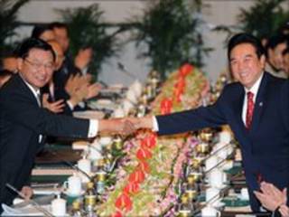 Representante de Pequim (à esq), Chen Younlin, e enviado de Taiwan, Chian Ping-kun, em Chongging