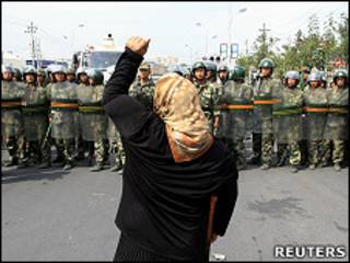 新疆乌鲁木齐街头一名妇女向着武警防暴队叫喊(7/7/2009)