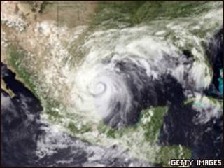 Imagem de satélite mostra tempestade Alex se aproximando do continente (Getty Images/30 de junho)