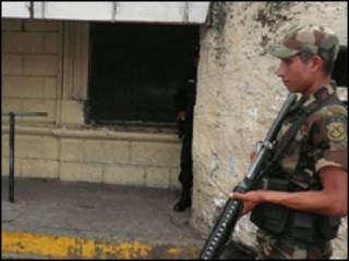 Un soldado patrulla las afueras del penal de Cojutepeque, en el departamento de Cuscatlán.