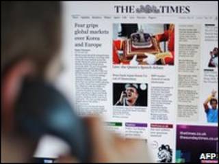 Un hombre observa la versión electrónica del The Times