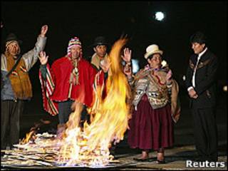 Ritual indígena para bendecir al nuevo avión presidencial.