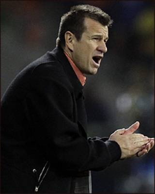 Dunga durante jogo da Holanda nesta sexta-feira (AFP)