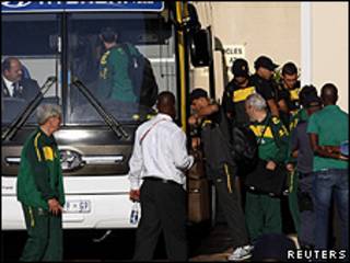 Jogadores da seleção brasileira embarcam em ônibus em Porto Elizabeth (foto: Reuters)