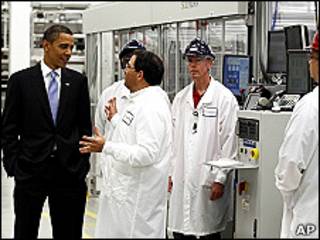 Obama en una visita a una planta de energía solar