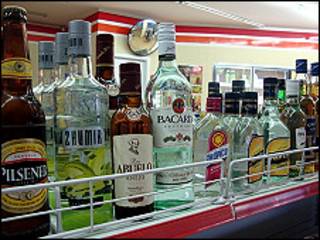 Botellas de alcohol en un estante de supermercado.