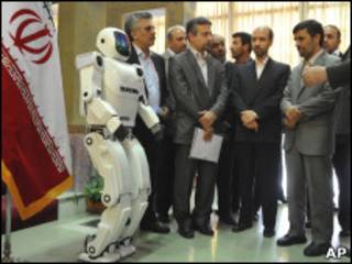 دغه ماشيني انسان یو اعشاریه پنځه څلوېښت متره اوږد دی او پنځه څلوېښت کیلوګرامه وزن لري.