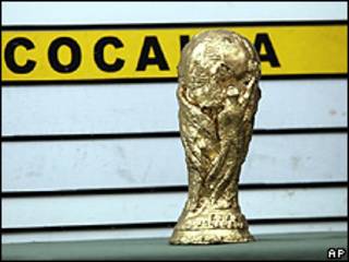 Réplica de la Copa del Mundo hecha de cocaína