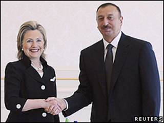 La secretaria de Estado de EE.UU., Hillary Clinton y el presidente de Azerbaiyán, Ilham Aliyev.