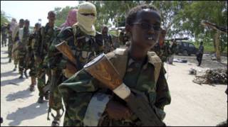Kijana mdogo akiongoza wapiganaji wa Al shabab