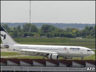 Самолет компании Iran Air в Париже