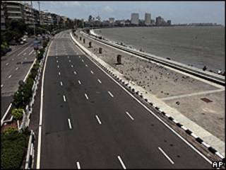 Avenida vacía en India.