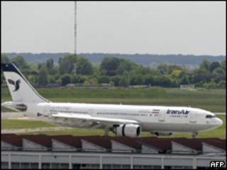 Avião da Iran Air em aeroporto de Paris (AFP, 18 de maio de 2010)