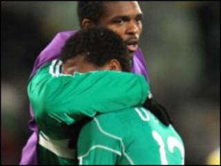 Jogadores da Nigéria se consolam após eliminação