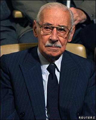 Además de Videla, en el juicio en Córdoba también está imputado, entre otros, el ex jefe del Tercer Cuerpo del Ejército, Luciano Benjamín Menéndez, quien se rehusó a declarar por considerar “inconstitucional” el procedimiento. En su única intervención, justificó la represión ilegal, como ya lo había hecho en otras ocasiones. "Los terroristas marxistas que, conducidos desde el extranjero, asaltaron la república porque no creían en nuestras instituciones democráticas... ahora aprovechan, se refugian y usan esas mismas instituciones democráticas que atacaron para juzgarnos quienes las defendimos”, sostuvo el ex general.
