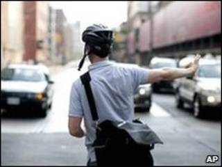 مردم عادی در هدایت ترافیک به ماموران کمک کردند