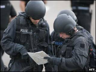 Policiais participam de buscas a Moat (AFP, 6 de julho)