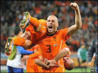 Heitinga y Sneijder celebrando la victoria ante Uruguay.