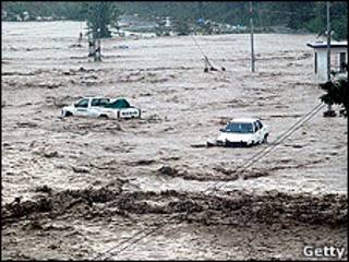 Río desbordado en Monterrey, Nuevo León