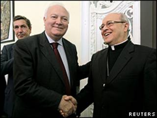 El canciller español, Miguel Ángel Moratinos, y un sacerdote