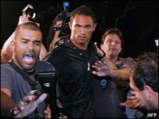 Bruno chegando à delegacia no Rio de Janeiro