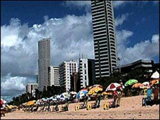 Construções perto de praia brasileira (arquivo)