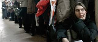Una rumana espera en una cola en Bucarest para solicitar un empleo en el extranjero