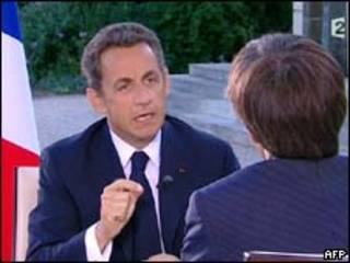 O presidente da França, Nicolas Sarkozy, durante entrevista nesta segunda-feira (AFP)