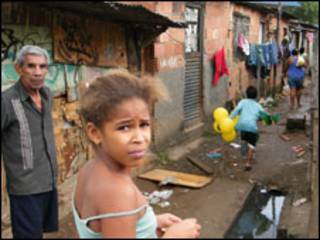 Moadores da Favela do Mandela, no Rio de Janeiro (Vladimir Platonow/ABr, 13 de junho de 2010)