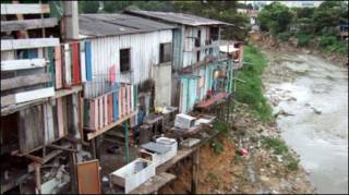 Palafitas em favela no Brasil