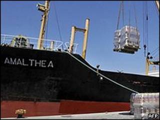 Amalthea sendo carregado em porto grego (foto: AFP)