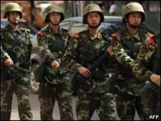 Quân cảnh ở Urumqi, thủ phủ Tân Cương hôm 4/7/2010
